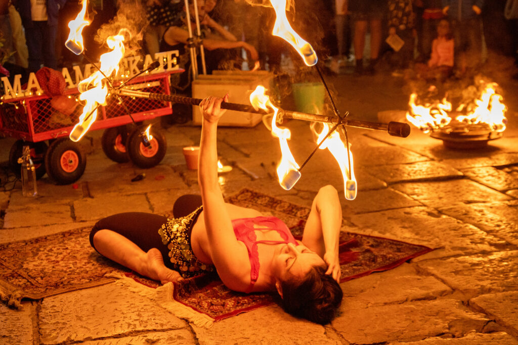 Spettacolo di Fuoco in Puglia: un’esperienza emozionante e visivamente spettacolare, disponibile per eventi privati, sagre, matrimoni ed eventi aziendali. L'esibizione combina coreografie di fiamme con effetti scenici unici, come cerchi di fuoco e l'innovativa esibizione Sparkle, il tutto accompagnato da musiche suggestive. Lo spettacolo è sicuro grazie a misure rigorose e adatto per eventi all’aperto in località come Lecce, Brindisi, Taranto e Bari. Perfetto per creare un’atmosfera indimenticabile e coinvolgente per tutti i partecipanti.