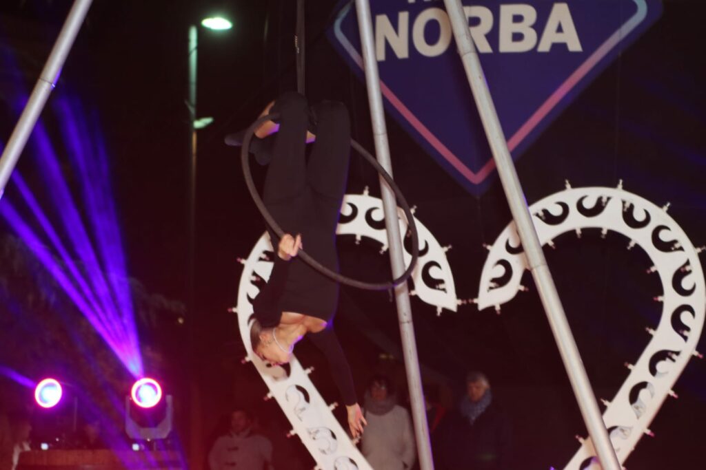 Aerial Hoop Duo nuovo spettacolo di acrobatica