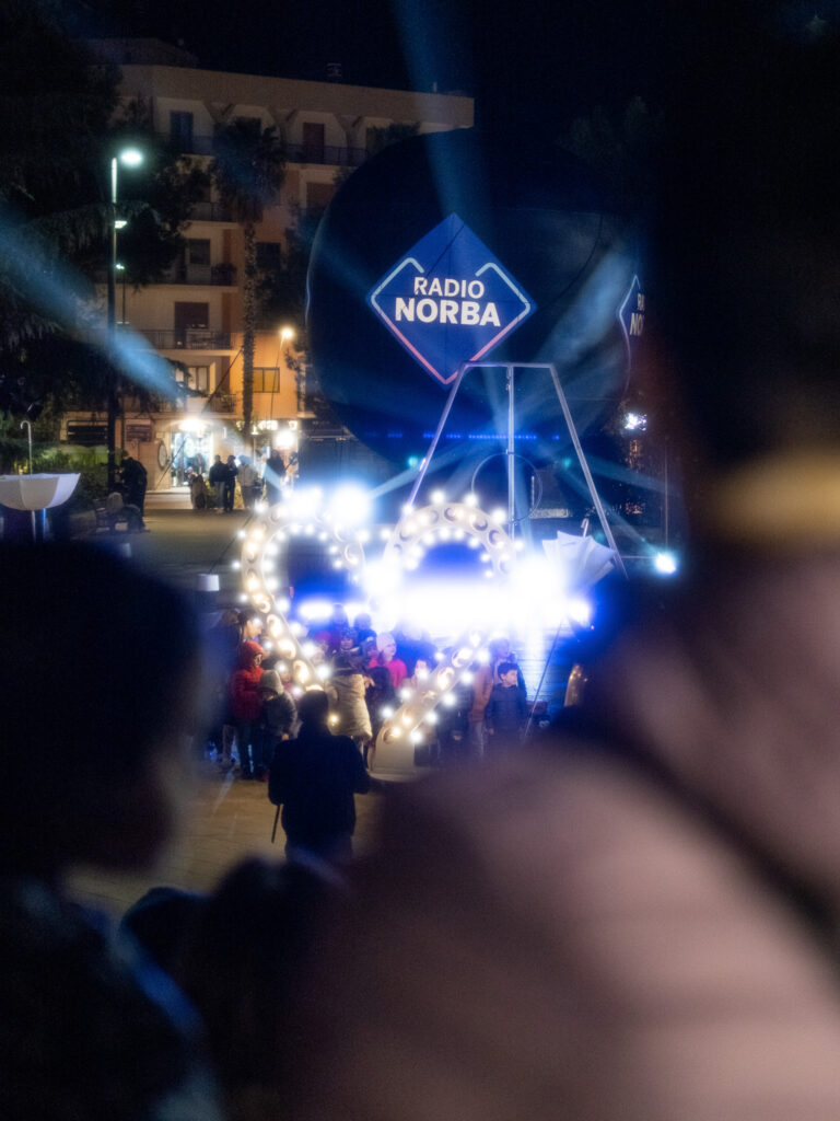 Aerial hoop duo-artisti-di-strada-puglia (1)