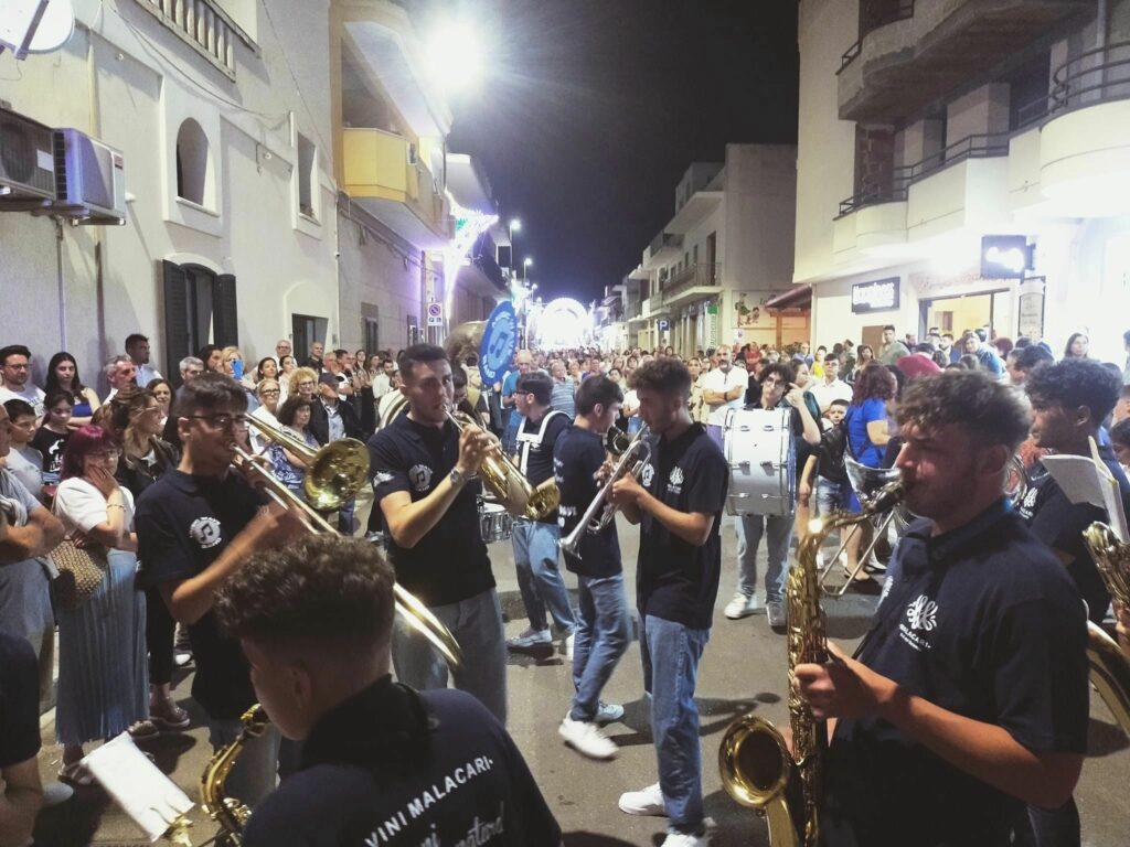 Le bande musicali in strada sono un elemento comune durante festival, eventi culturali, parate o anche semplicemente durante la vita quotidiana in alcune città.