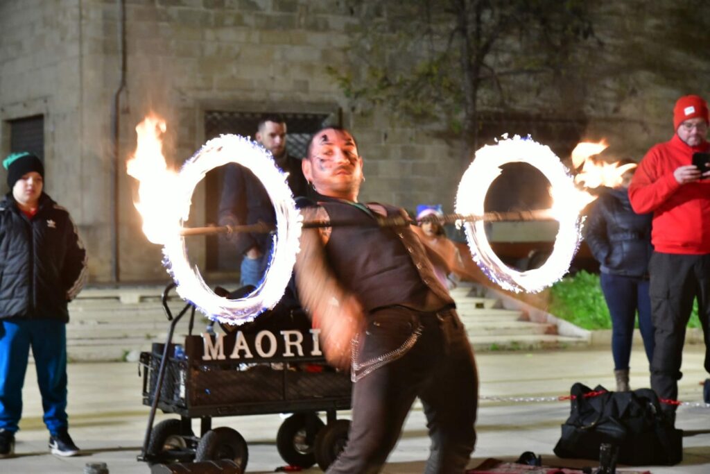 Scopri uno spettacolo unico a Lecce che combina contact juggling e performance con il fuoco. Ideale per eventi privati, matrimoni, feste di paese ed eventi aziendali, questa esibizione cattura e coinvolge il pubblico con giochi di luce e fiamme. Perfetto per spazi aperti e chiusi, offre un’esperienza interattiva e indimenticabile. Disponibile a Lecce e nelle province circostanti. Contattaci per portare la magia al tuo prossimo evento.