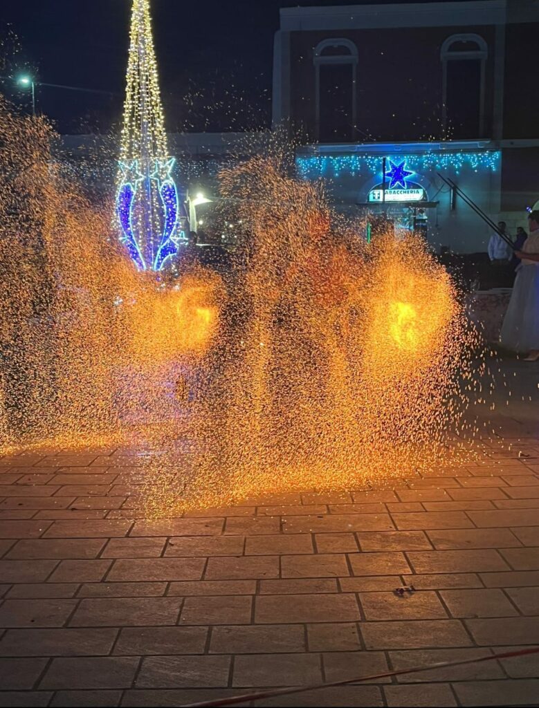 Spettacolo di Fuoco in Puglia: Un'esperienza unica e coinvolgente disponibile a Foggia, Bari, Lecce, Brindisi e Taranto. Gli artisti professionisti offrono fino a 45 minuti di pura magia, con giochi di luce e coreografie spettacolari. Perfetto per ogni tipo di evento, da feste private a matrimoni ed eventi aziendali. Sicurezza garantita in uno spazio minimo di 12 metri.