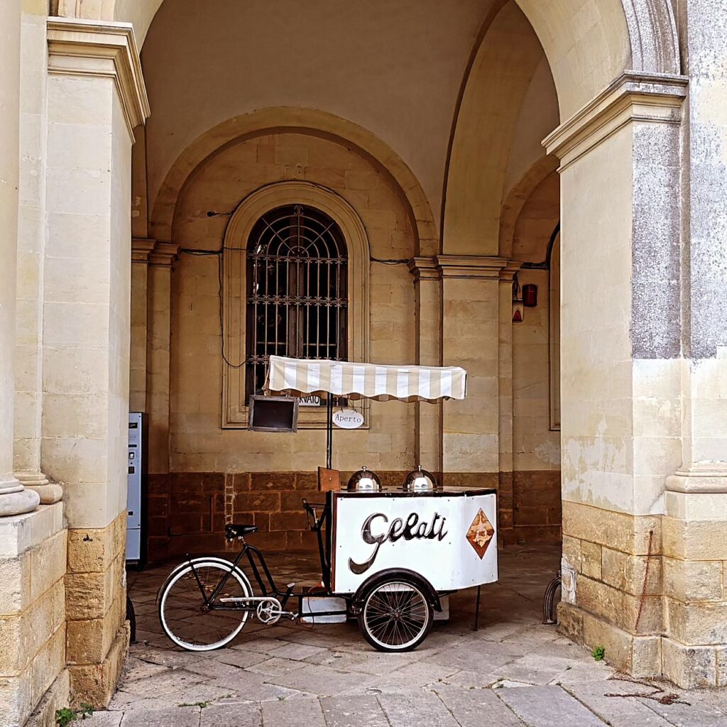 Noleggio carretto gelati per matrimoni, eventi, inaugurazioni, in store promotion e feste a Lecce. Inoltre è possibile la personalizzazione del carretto gelati.