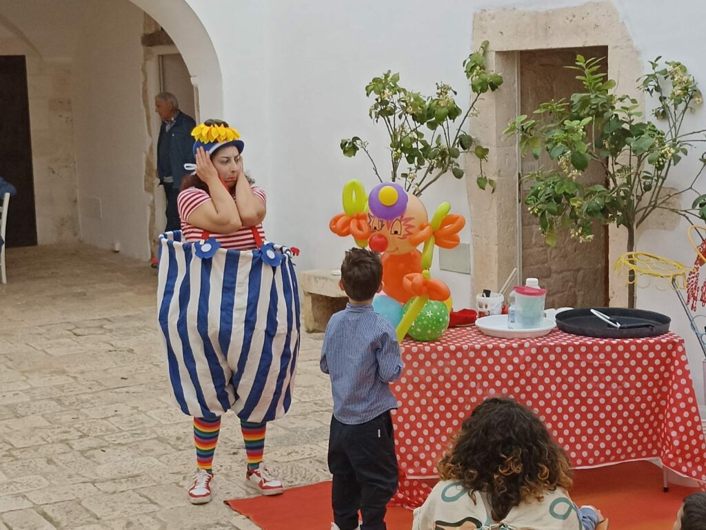 Clown Lella Bretella nasce da una passione travolgente e da una consolidata esperienza nel campo dell'intrattenimento per bambini. Da oltre 10 anni, portiamo allegria e divertimento in tutta la provincia di Lecce con le nostre attività di animazione.

Ci specializziamo nell'organizzazione di feste per bambini e offriamo servizi di animazione per ogni tipo di evento: compleanni, battesimi, comunioni, matrimoni, assistenza per bambini durante i ricevimenti di nozze, feste di carnevale, inaugurazioni di nuove attività commerciali, feste in asili e scuole, feste a tema, animazione per strutture balneari e campeggi, feste di piazza, sagre e centri commerciali.

Il nostro team è composto da animatori e animatrici simpatici e divertenti, sempre pronti a sorprendervi per rendere la festa dei vostri bambini unica e indimenticabile.

Con Clown Lella Bretella, il divertimento è garantito, così come la professionalità e l'esperienza!