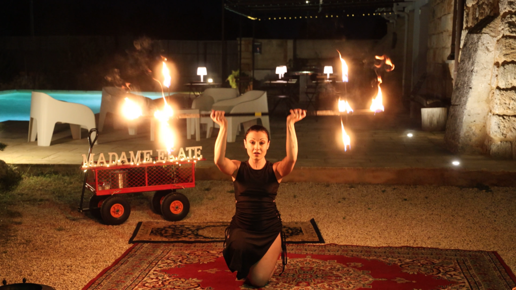 Spettacolo di Danza col Fuoco: unione di danza moderna e giocoleria con attrezzi infuocati per coreografie spettacolari. Costumi, scenografie magiche e atmosfere stregate coinvolgono il pubblico in un'esperienza unica e suggestiva, al ritmo di percussioni e musiche medievali. Perfetto per incantare grandi e piccini, rendendo il vostro evento indimenticabile.