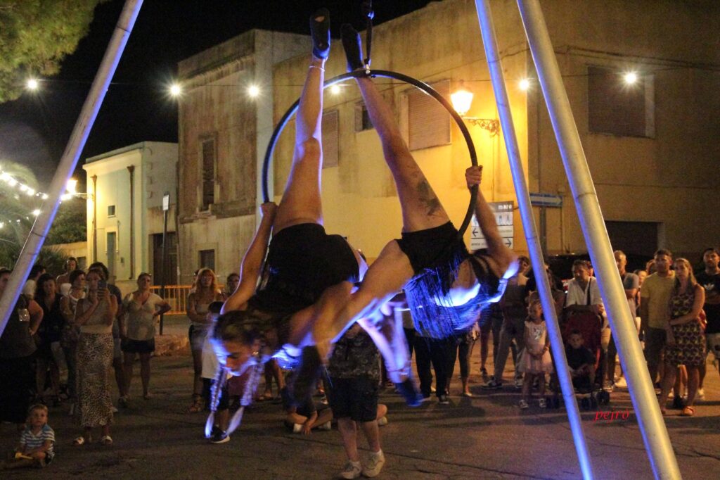 Spettacolo di Clown in Piazza e Sculture di Palloncini