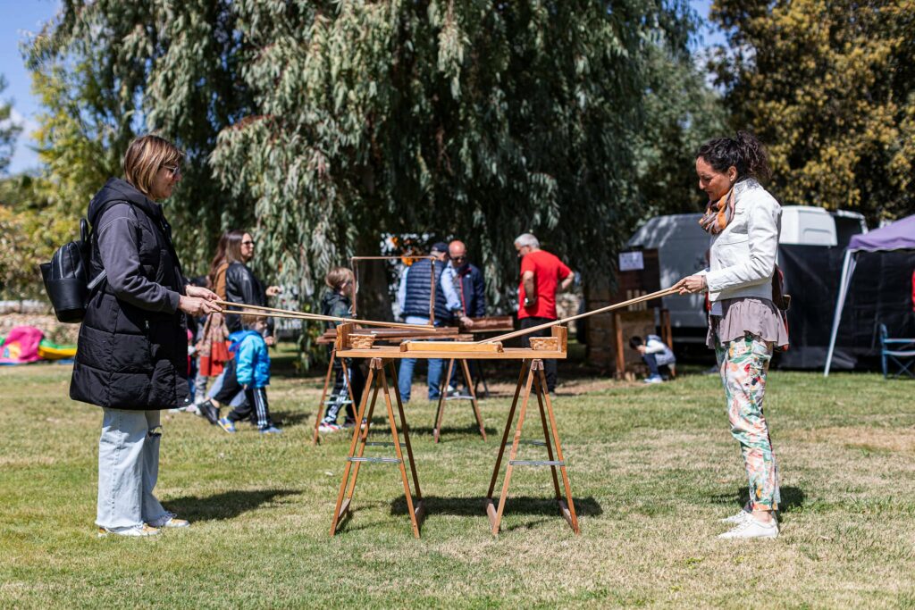 Giochi Antichi in Legno: Tradizione e Divertimento per Tutta la Famiglia
Scopri i giochi antichi in legno, autentici passatempi tradizionali che coinvolgono grandi e piccoli in attività divertenti e educative. Perfetti per eventi, sagre e feste, questi giochi artigianali, realizzati a mano, offrono un'esperienza unica che celebra la storia e le tradizioni italiane. Ideali per animazioni in piazze, scuole e centri commerciali, i giochi dei nonni favoriscono la socializzazione e la trasmissione culturale tra generazioni. Un tuffo nel passato che regala momenti di spensieratezza e condivisione per tutte le età.