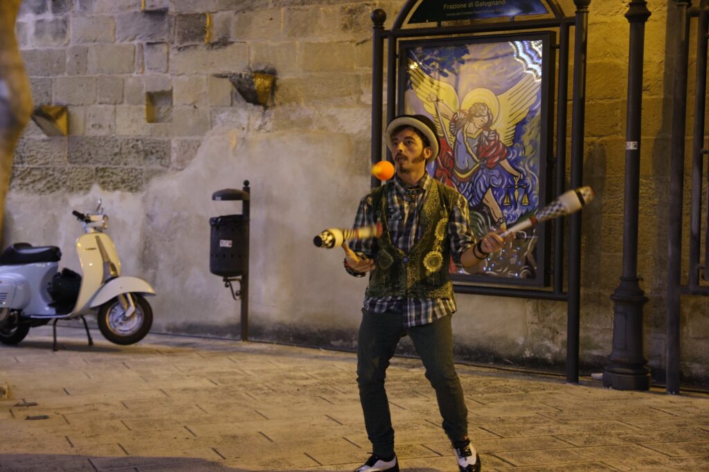 Spettacolo di Street Performer in Puglia: Giocoleria Comica e Clown Contemporaneo

Open Circus Puglia offre un doppio spettacolo itinerante di street performer, unendo giocoleria comica e clown contemporaneo. Perfetto per eventi in Puglia, questo show garantisce risate, magia e sorpresa. Disponibile per feste private, sagre, matrimoni, eventi aziendali e molto altro nelle principali città pugliesi, come Lecce, Brindisi, Taranto, Bari e Foggia. Contattateci per trasformare il vostro evento in un'esperienza indimenticabile.