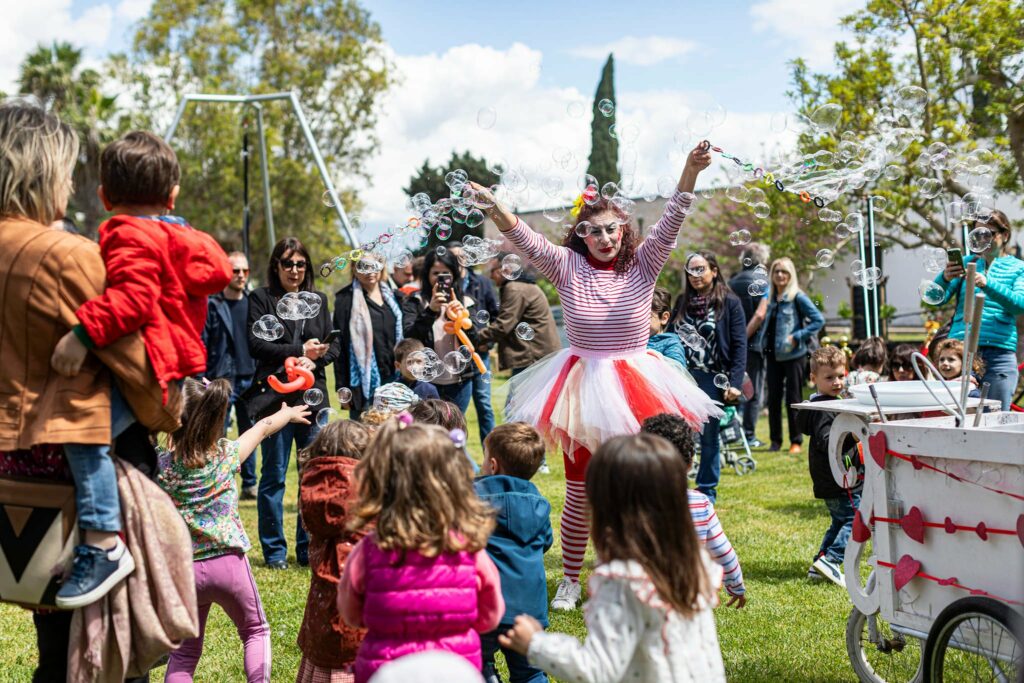 Spettacolo di Bolle di Sapone Giganti con Lella Bretella: Un'Esperienza Magica per Tutti
Lo spettacolo di Lella Bretella trasforma semplici bolle di sapone in un evento fiabesco che incanta grandi e piccini. Con effetti di luce, musica e momenti interattivi, questo spettacolo intramontabile è perfetto per eventi e feste, regalando meraviglia e gioia a tutti i partecipanti.