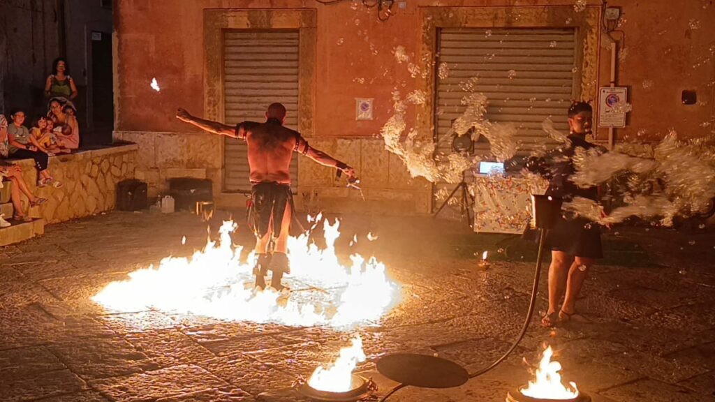 Spettacolo di Danza con il fuoco, dove l’artista manipola con maestria spettacolari strumenti infuocati, danzando, suonando, all’interno di una costruzione coreografica che non e’ riducibile ad una semplice e improvvisata performance, ma porta un vero e proprio grande show al vostro evento.

Gli strumenti infuocati e le tecniche utilizzate sono: ventagli a 10 punte, bolas, bastone, palmari, candele, coppe, accessori infuocati da utilizzare sul capo, mangiafuoco, fachirismo e moltissimi effetti scenici che potenziano il fascino del Fuoco.