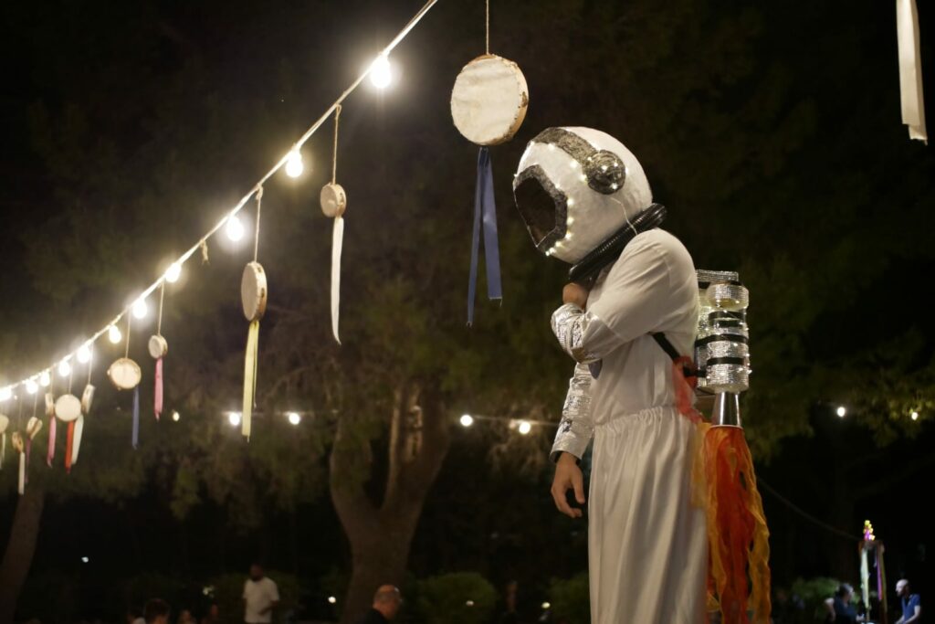 Spettacolo di trampolieri astronauti itineranti in Puglia e regioni vicine: un'esperienza unica dallo spazio. Personalizzabile per eventi privati, matrimoni, feste di compleanno e manifestazioni pubbliche. Disponibile in Bari, Foggia, Taranto, Brindisi, Lecce. Spettacolo adattabile, con trampolieri itineranti e spettacoli a pianta stabile, sputafuoco, giocolieri, bolle di sapone, per rendere il tuo evento indimenticabile. Durata flessibile, da 90 a 120 minuti, da 1 fino a 4 artisti in scena. Un intrattenimento visivamente straordinario, ideale per una vasta gamma di occasioni.